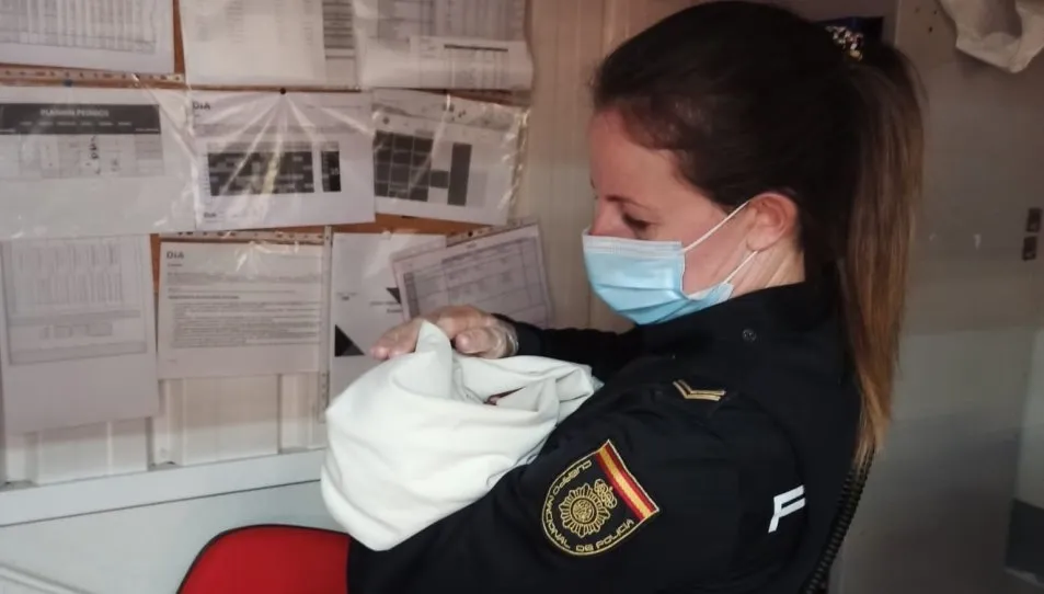 Agente de la Policía Nacional con el bebé encontrado en Ávila. Foto Policía Nacional de Ávila