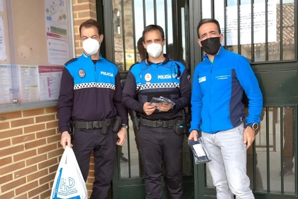 Foto 2 - Entrega del material sanitario donado en la iniciativa del Rodillo Solidario