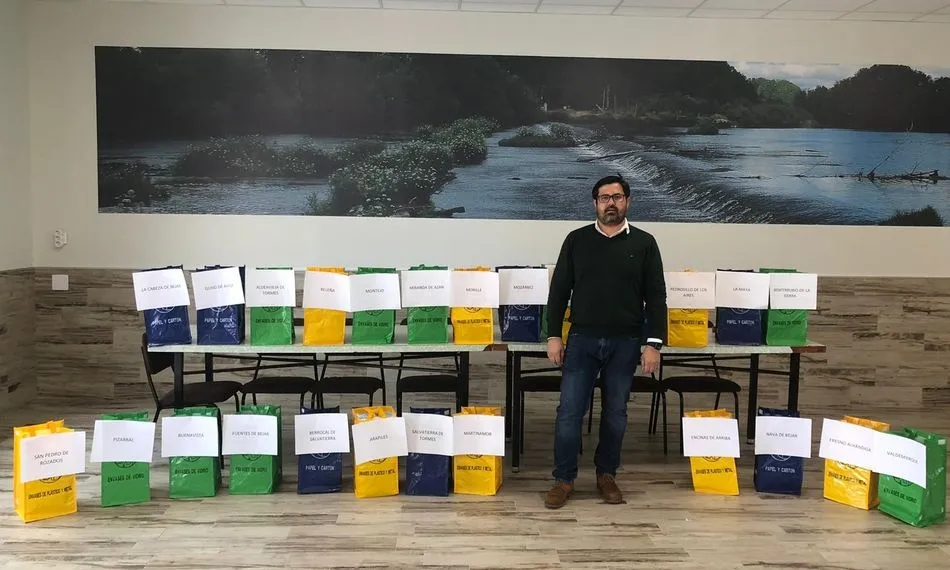 Oscar Maide junto al lote de 8000 mascarillas que fueron repartidas gratuitamente