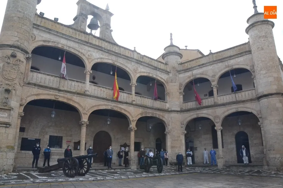 Foto 9 - Ciudad Rodrigo guarda un minuto de silencio en memoria de las v&iacute;ctimas del coronavirus  