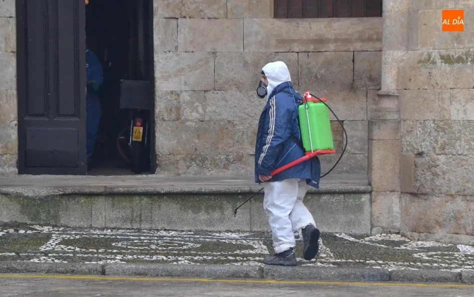 Foto 2 - Ciudad Rodrigo guarda un minuto de silencio en memoria de las v&iacute;ctimas del coronavirus  