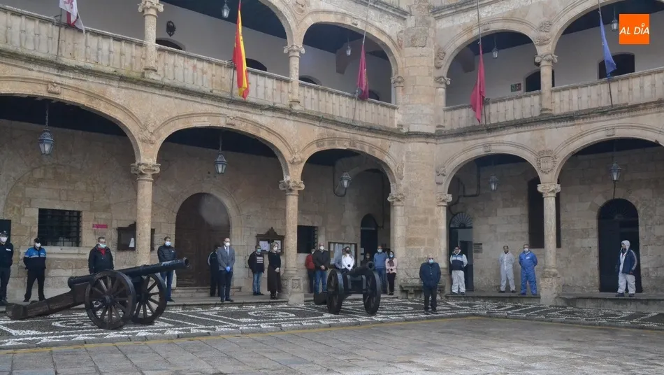 Ciudad Rodrigo guarda un minuto de silencio en memoria de las víctimas del coronavirus  