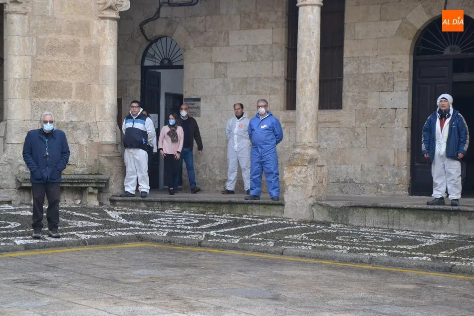 Foto 10 - Ciudad Rodrigo guarda un minuto de silencio en memoria de las v&iacute;ctimas del coronavirus  