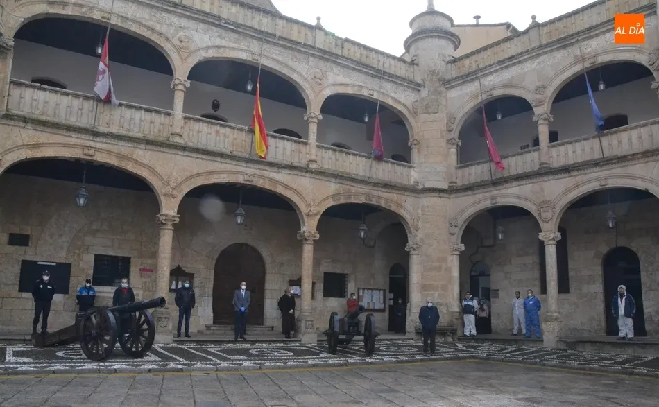 Foto 11 - Ciudad Rodrigo guarda un minuto de silencio en memoria de las v&iacute;ctimas del coronavirus  