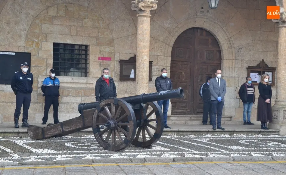 Foto 8 - Ciudad Rodrigo guarda un minuto de silencio en memoria de las v&iacute;ctimas del coronavirus  