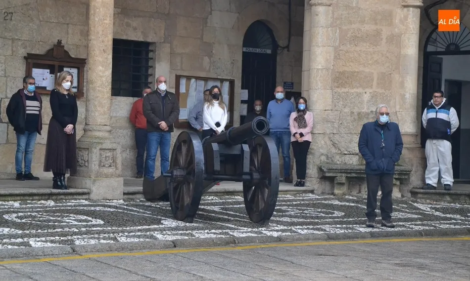 Foto 7 - Ciudad Rodrigo guarda un minuto de silencio en memoria de las v&iacute;ctimas del coronavirus  