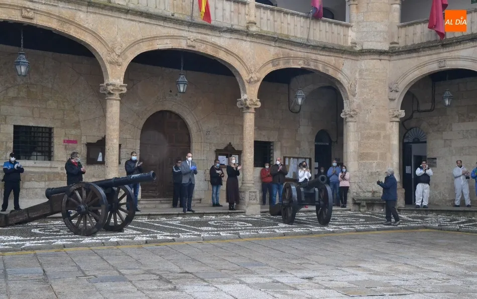 Foto 5 - Ciudad Rodrigo guarda un minuto de silencio en memoria de las v&iacute;ctimas del coronavirus  