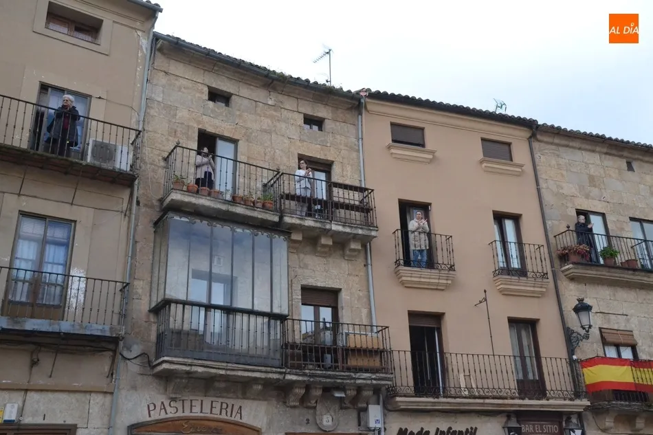 Foto 4 - Ciudad Rodrigo guarda un minuto de silencio en memoria de las v&iacute;ctimas del coronavirus  