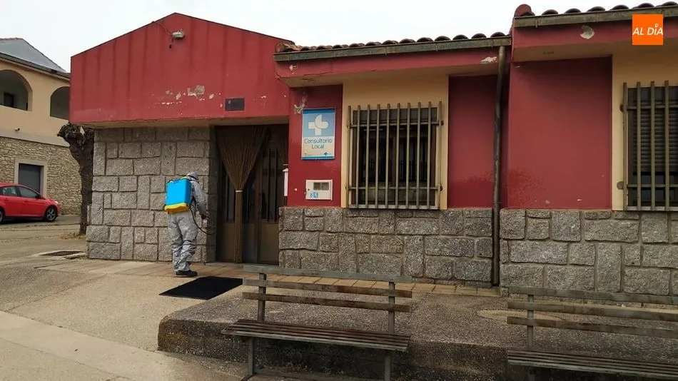 Labores de desinfección en la puerta del consultorio médico de Hinojosa de Duero
