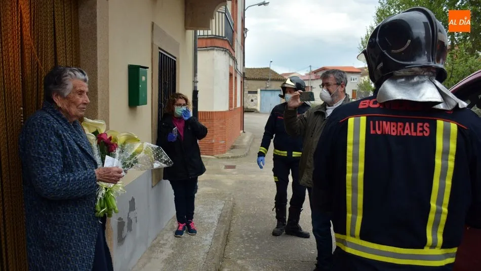 Foto 4 - Regina Villoria Arroyo recibe la felicitaci&oacute;n de los bomberos de Lumbrales por su 102 cumplea&ntilde;os