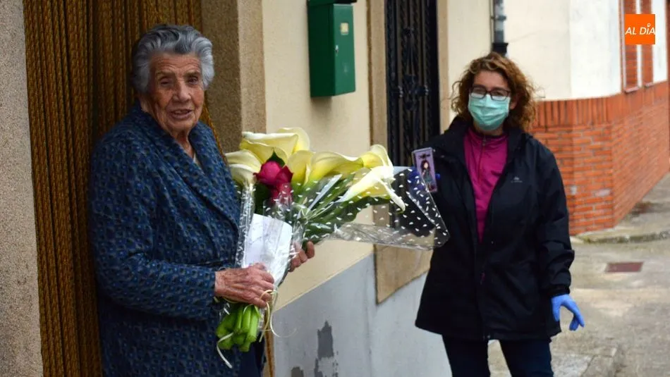 Foto 2 - Regina Villoria Arroyo recibe la felicitaci&oacute;n de los bomberos de Lumbrales por su 102 cumplea&ntilde;os