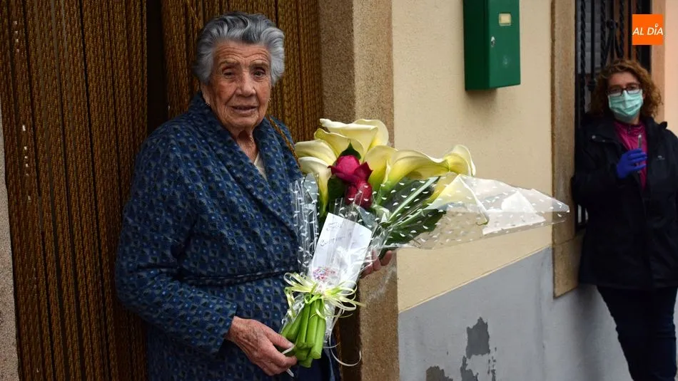 Foto 3 - Regina Villoria Arroyo recibe la felicitaci&oacute;n de los bomberos de Lumbrales por su 102 cumplea&ntilde;os