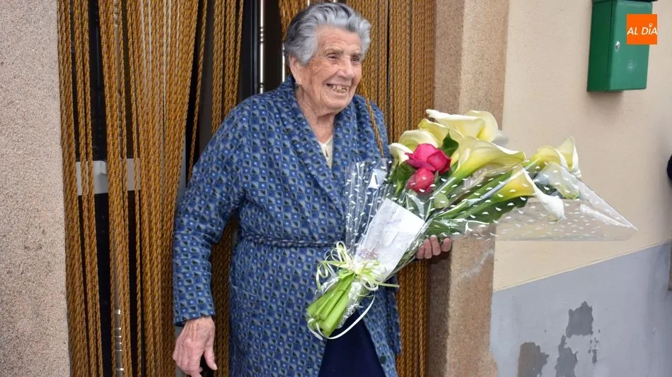 Foto 6 - Regina Villoria Arroyo recibe la felicitaci&oacute;n de los bomberos de Lumbrales por su 102 cumplea&ntilde;os
