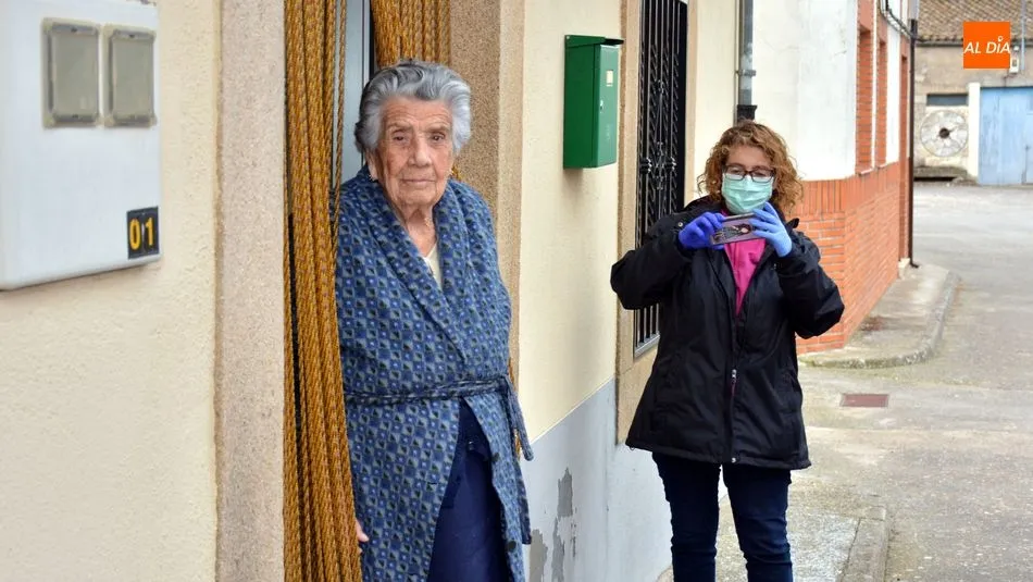 Foto 11 - Regina Villoria Arroyo recibe la felicitaci&oacute;n de los bomberos de Lumbrales por su 102 cumplea&ntilde;os