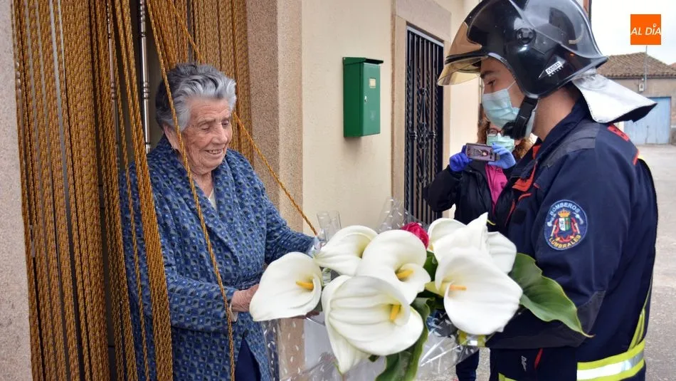 Foto 9 - Regina Villoria Arroyo recibe la felicitaci&oacute;n de los bomberos de Lumbrales por su 102 cumplea&ntilde;os
