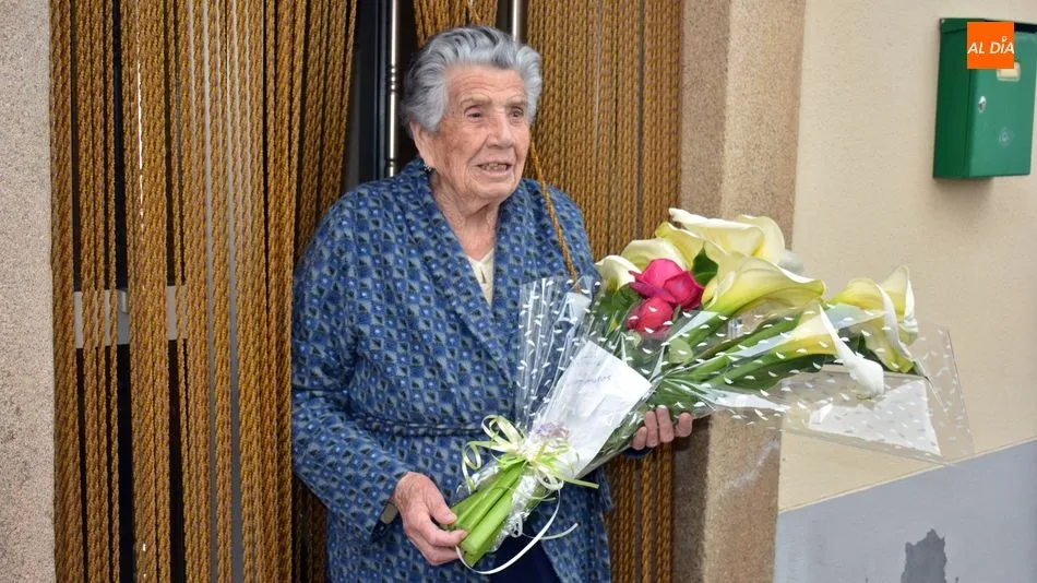 Foto 5 - Regina Villoria Arroyo recibe la felicitaci&oacute;n de los bomberos de Lumbrales por su 102 cumplea&ntilde;os
