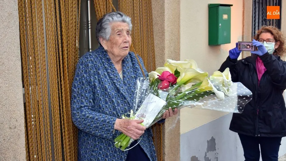 Foto 7 - Regina Villoria Arroyo recibe la felicitaci&oacute;n de los bomberos de Lumbrales por su 102 cumplea&ntilde;os