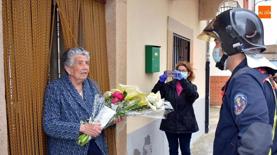 Foto 8 - Regina Villoria Arroyo recibe la felicitaci&oacute;n de los bomberos de Lumbrales por su 102 cumplea&ntilde;os