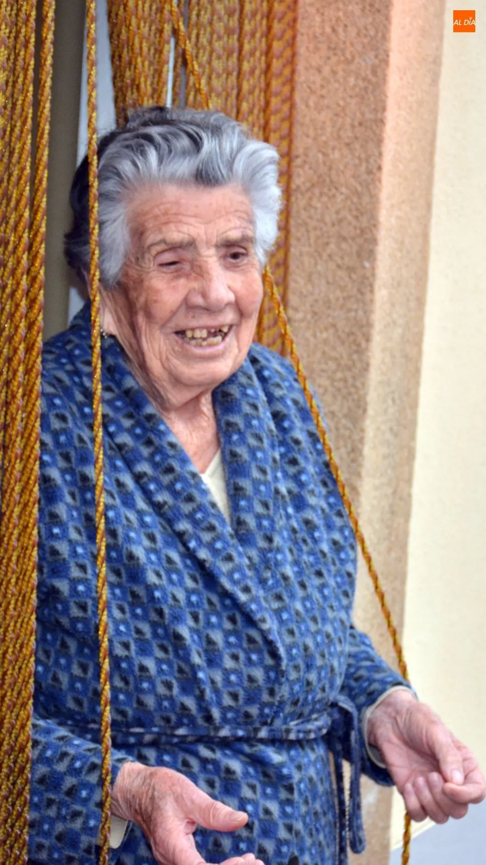 Regina Villoria Arroyo recibe la felicitación de los bomberos de Lumbrales por su 102 cumpleaños