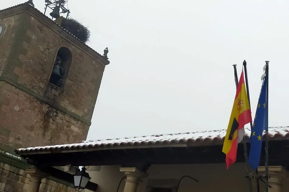 El balcón del Ayuntamiento luce la bandera de España con un crespón negro en recuerdo a los fallecidos por el coronavirus