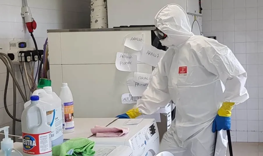 Tareas de desinfección en una residencia de Villamayor