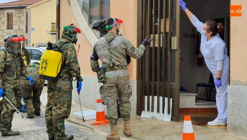Momento de la llegada del equipo de descontaminación del REI11 al centro médico de Barruecopardo