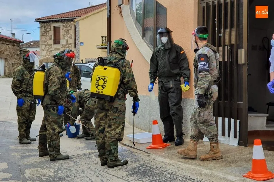 Foto 7 - Personal del Regimiento de Ingenieros 11 de Salamanca desinfecta el centro m&eacute;dico de Barruecopardo ...