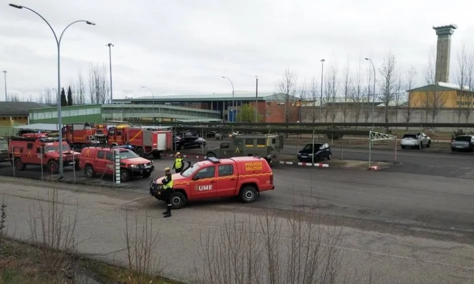 Efectivos de la UME junto al Centro Penitenciario de Topas