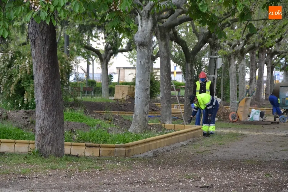 Ultimada la colocación de bordillos en el lateral en reforma del Parque de La Glorieta  
