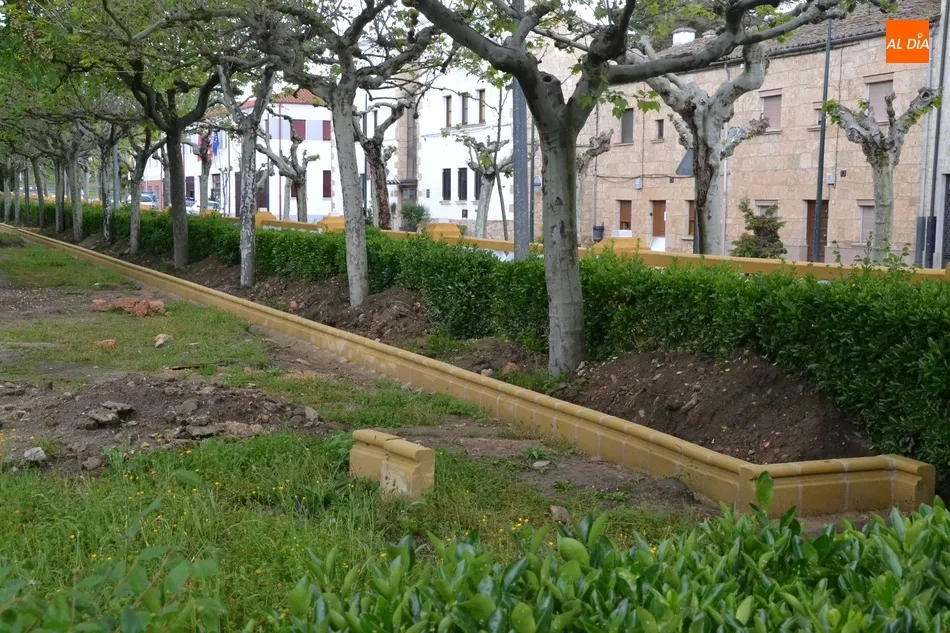 Foto 9 - Ultimada la colocaci&oacute;n de bordillos en el lateral en reforma del Parque de La Glorieta  