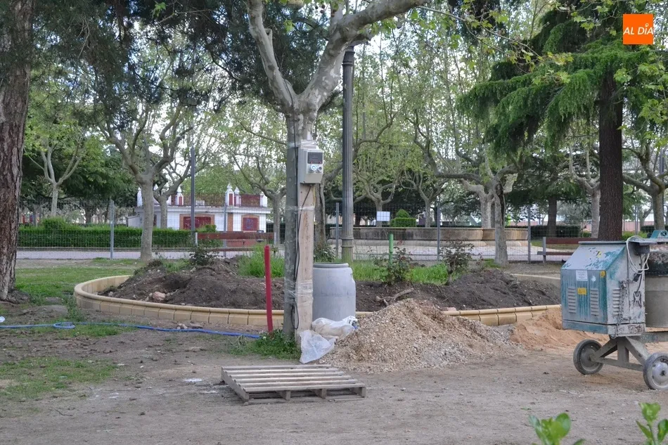 Foto 6 - Ultimada la colocaci&oacute;n de bordillos en el lateral en reforma del Parque de La Glorieta  