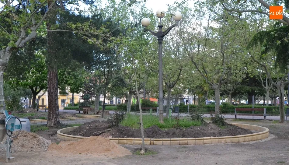 Foto 5 - Ultimada la colocaci&oacute;n de bordillos en el lateral en reforma del Parque de La Glorieta  