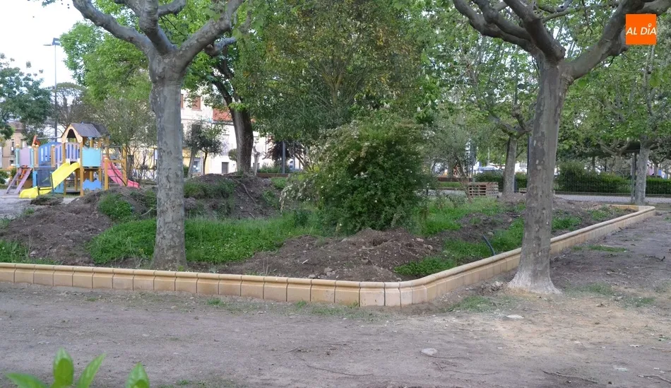 Foto 7 - Ultimada la colocaci&oacute;n de bordillos en el lateral en reforma del Parque de La Glorieta  