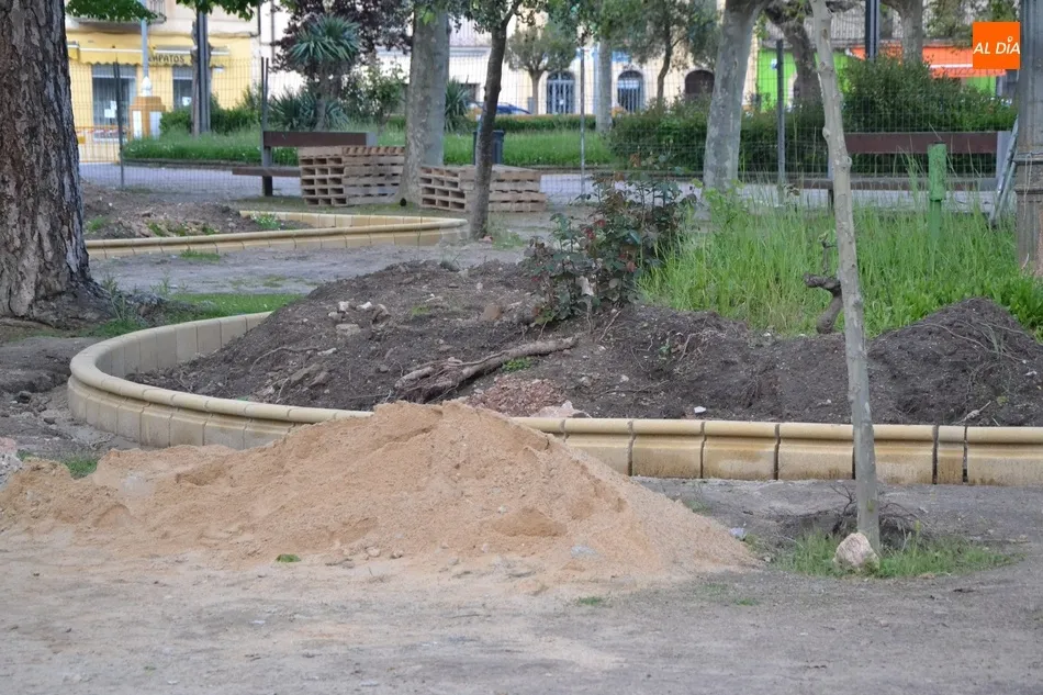 Foto 4 - Ultimada la colocaci&oacute;n de bordillos en el lateral en reforma del Parque de La Glorieta  