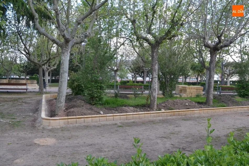 Foto 3 - Ultimada la colocaci&oacute;n de bordillos en el lateral en reforma del Parque de La Glorieta  