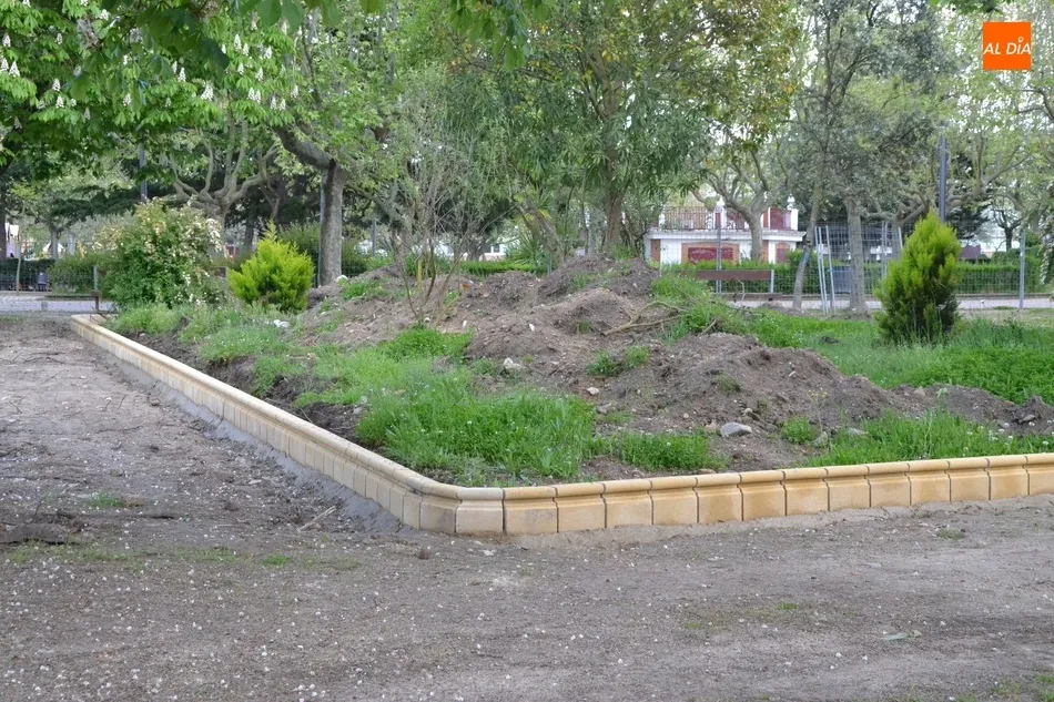 Foto 2 - Ultimada la colocaci&oacute;n de bordillos en el lateral en reforma del Parque de La Glorieta  
