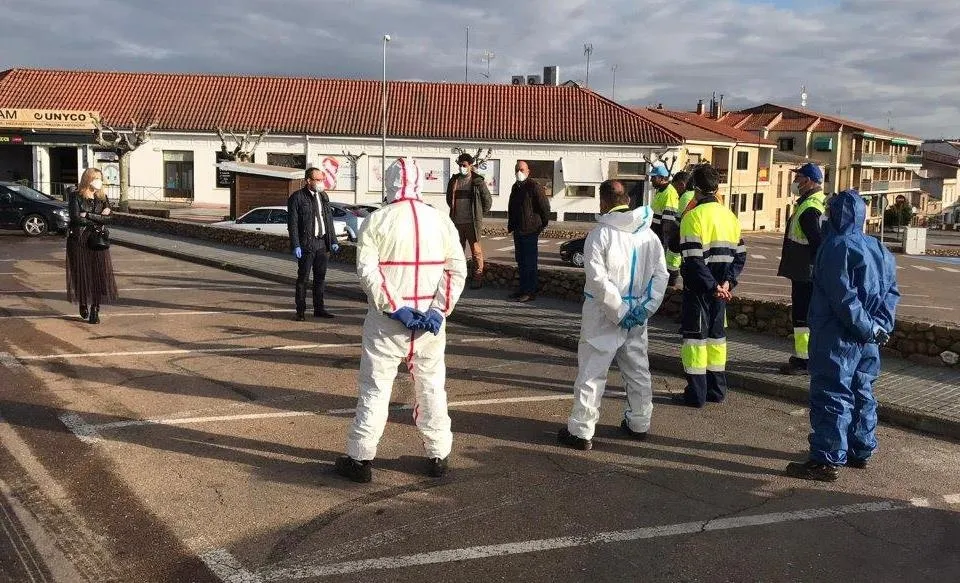 Foto 2 - Miembros del Equipo de Gobierno visitan a las Carmelitas y a los trabajadores de Urbaser  