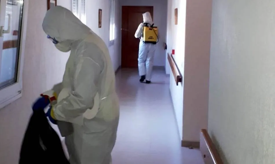Labores de desinfección en residencias de mayores
