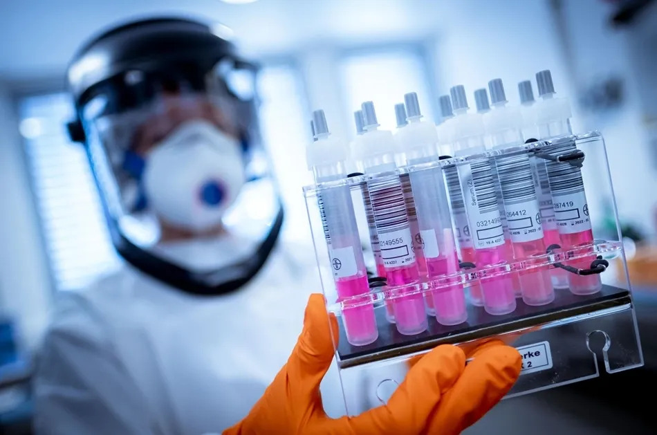 Trabajadores de laboratorio. Foto: EP