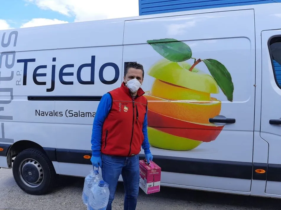 Ricardo Pérez Tejedor, con guantes y mascarillas, junto a su tienda móvil de alimentación