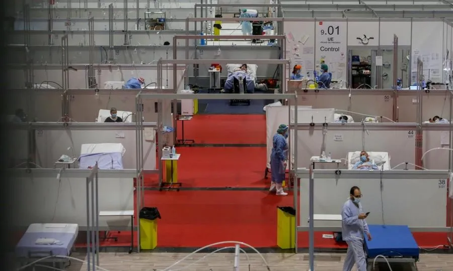 Una sanitaria camina por un pasillo del Hospital temporal de IFEMA para enfermos con Covid-19. Foto de Ricardo Rubio - EP