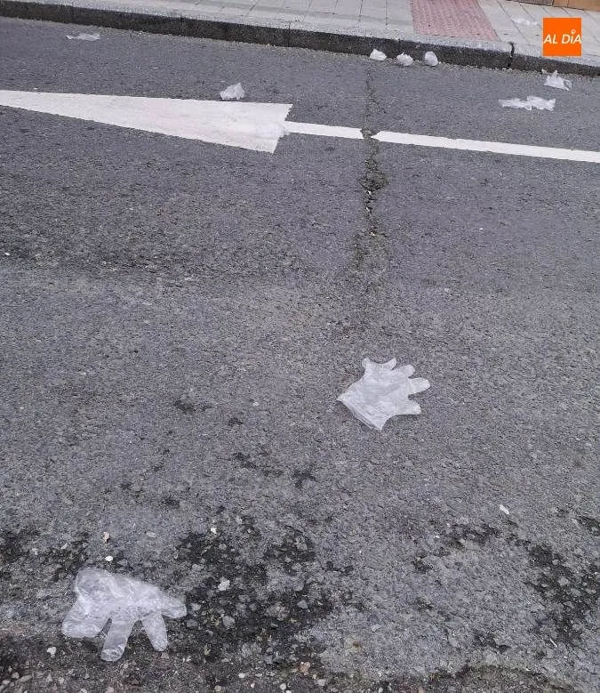 Foto 10 - Quejas en el barrio del Oeste por la cantidad de guantes desechables tirados en la calle Pap&iacute;n
