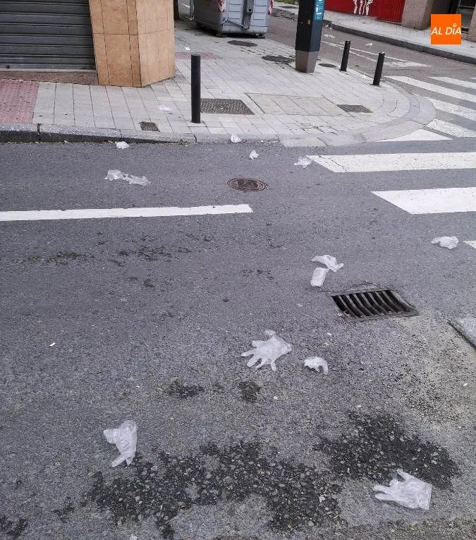 Foto 11 - Quejas en el barrio del Oeste por la cantidad de guantes desechables tirados en la calle Pap&iacute;n