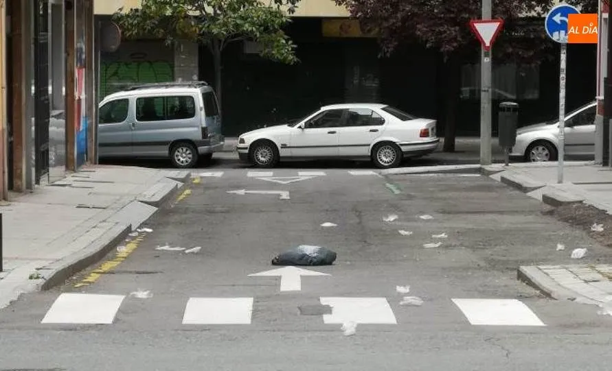 Foto 5 - Quejas en el barrio del Oeste por la cantidad de guantes desechables tirados en la calle Pap&iacute;n