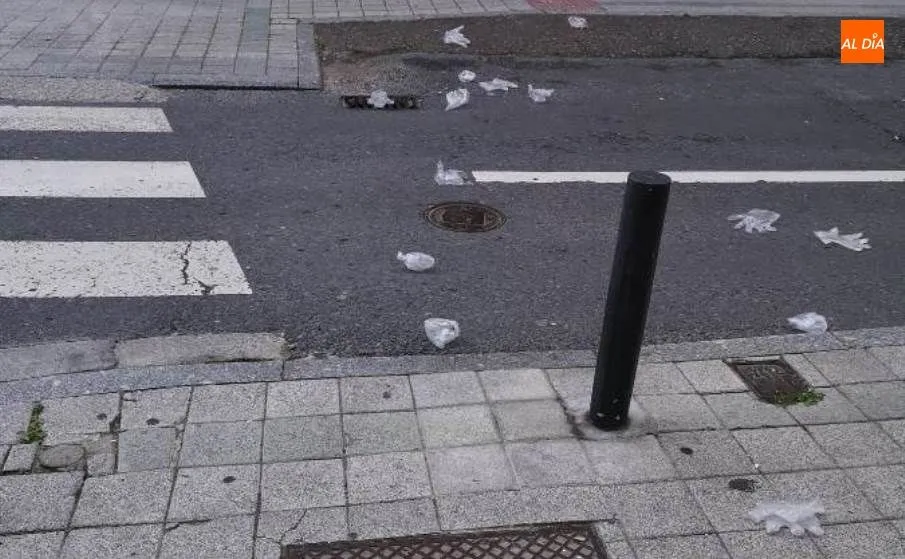 Estado de la calle Papín con guantes desechables por el suelo