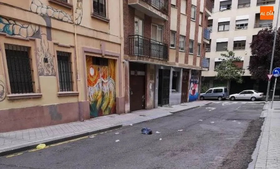 Foto 9 - Quejas en el barrio del Oeste por la cantidad de guantes desechables tirados en la calle Pap&iacute;n