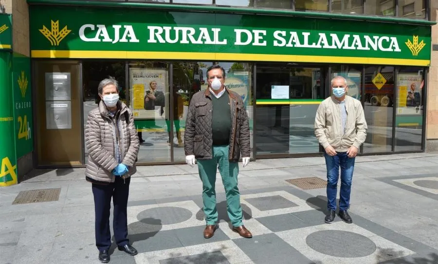 Carmen Calzada, Agustín Pérez y José María Rodríguez, a las puertas de la entidad en Salamanca. Foto de Caja Rural Salamanca