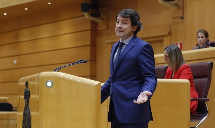 El presidente de Castilla y León, Alfonso Fernández Mañueco (d) durante su intervención en la sesión de la Comisión General de Comunidades Autónomas celebrada en el Senado este jueves. Foto Pool