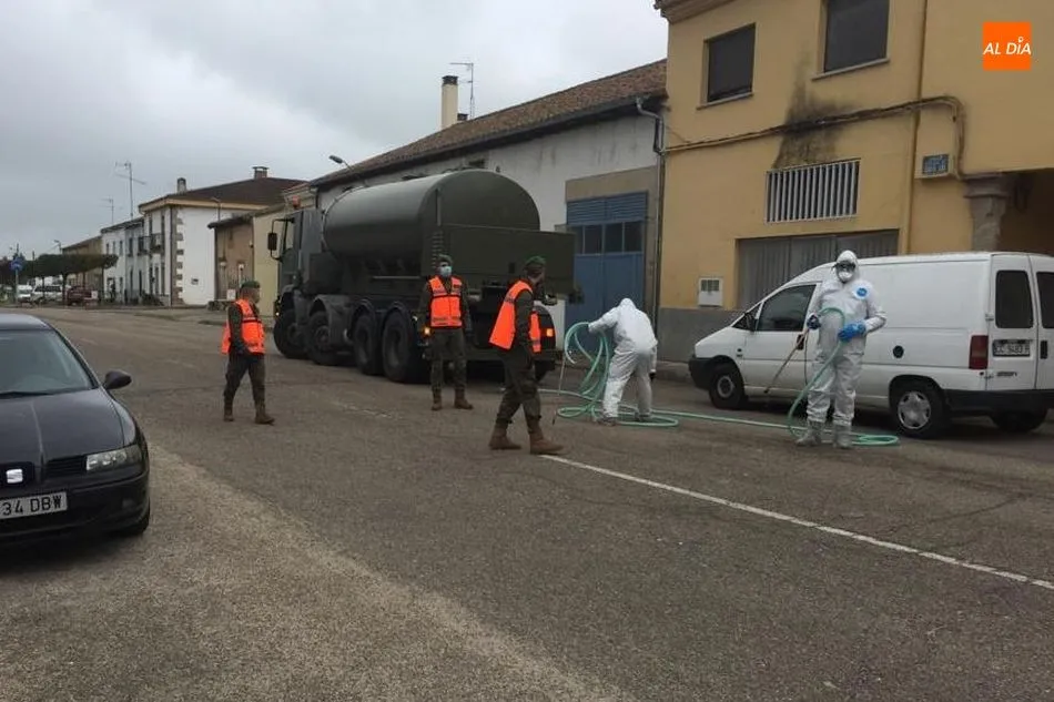 Foto 8 - Efectivos del Ej&eacute;rcito de Tierra desinfectan varias zonas de Vitigudino  