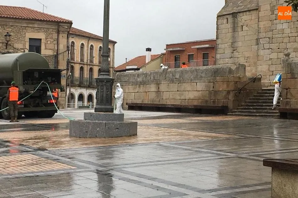 Foto 5 - Efectivos del Ej&eacute;rcito de Tierra desinfectan varias zonas de Vitigudino  
